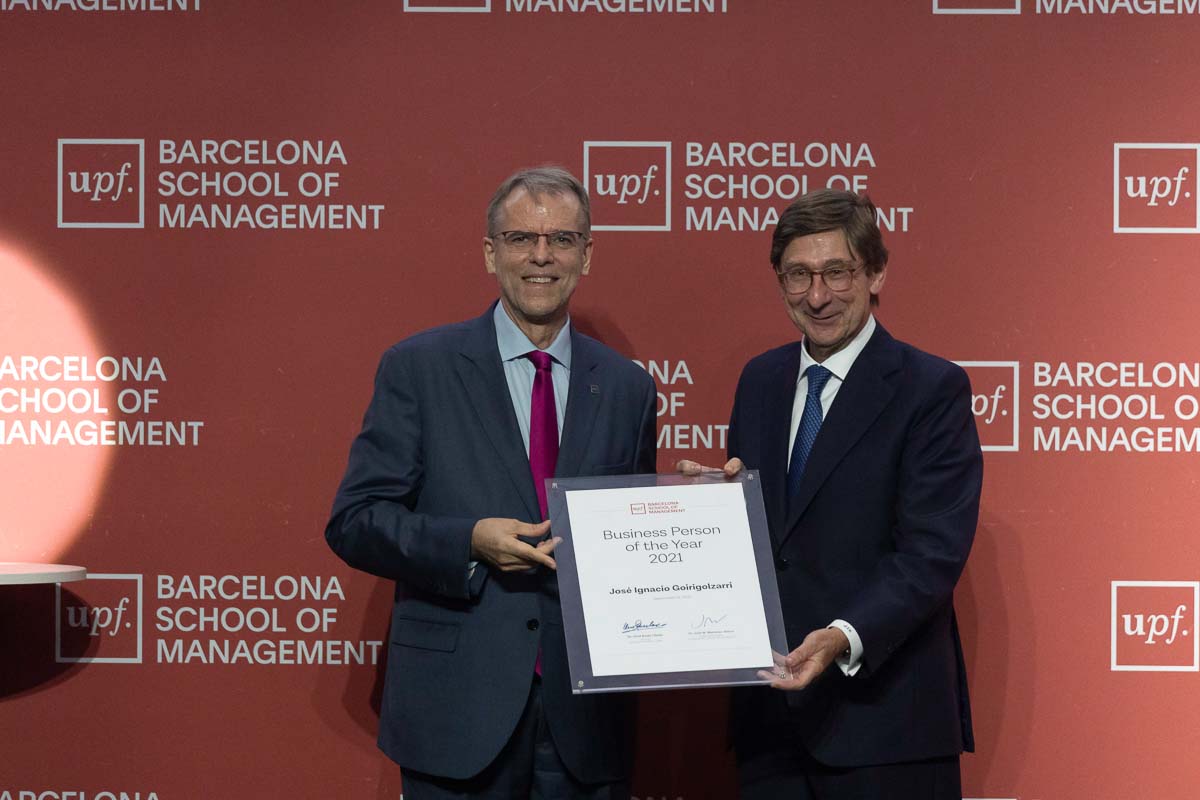 El Rector de la UPF, Oriol Amat, entrega el galardón al presidente de CaixaBank, José Ignacio Goirigolzarri