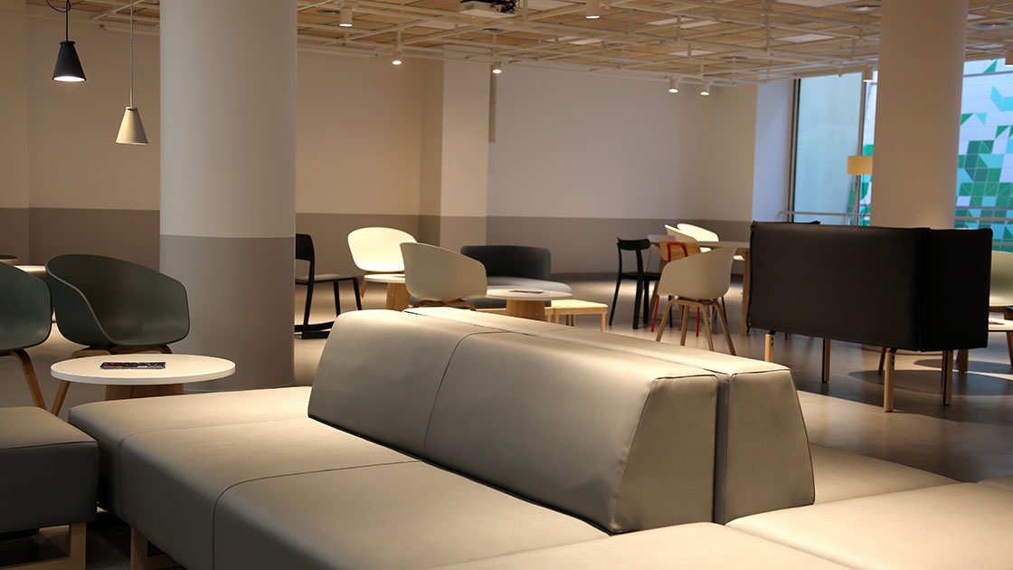 Koiné, The gallery. Multipurpose space with natural light