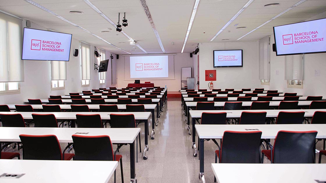 Sala Versa. Multipropose classroom [Open 160m2 space]. Platform, projector and audiovisual equipment, with various connections.